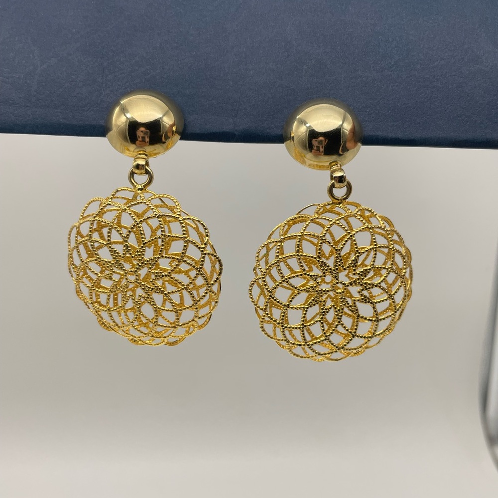 Clip on earring with gold tone gold tone netting